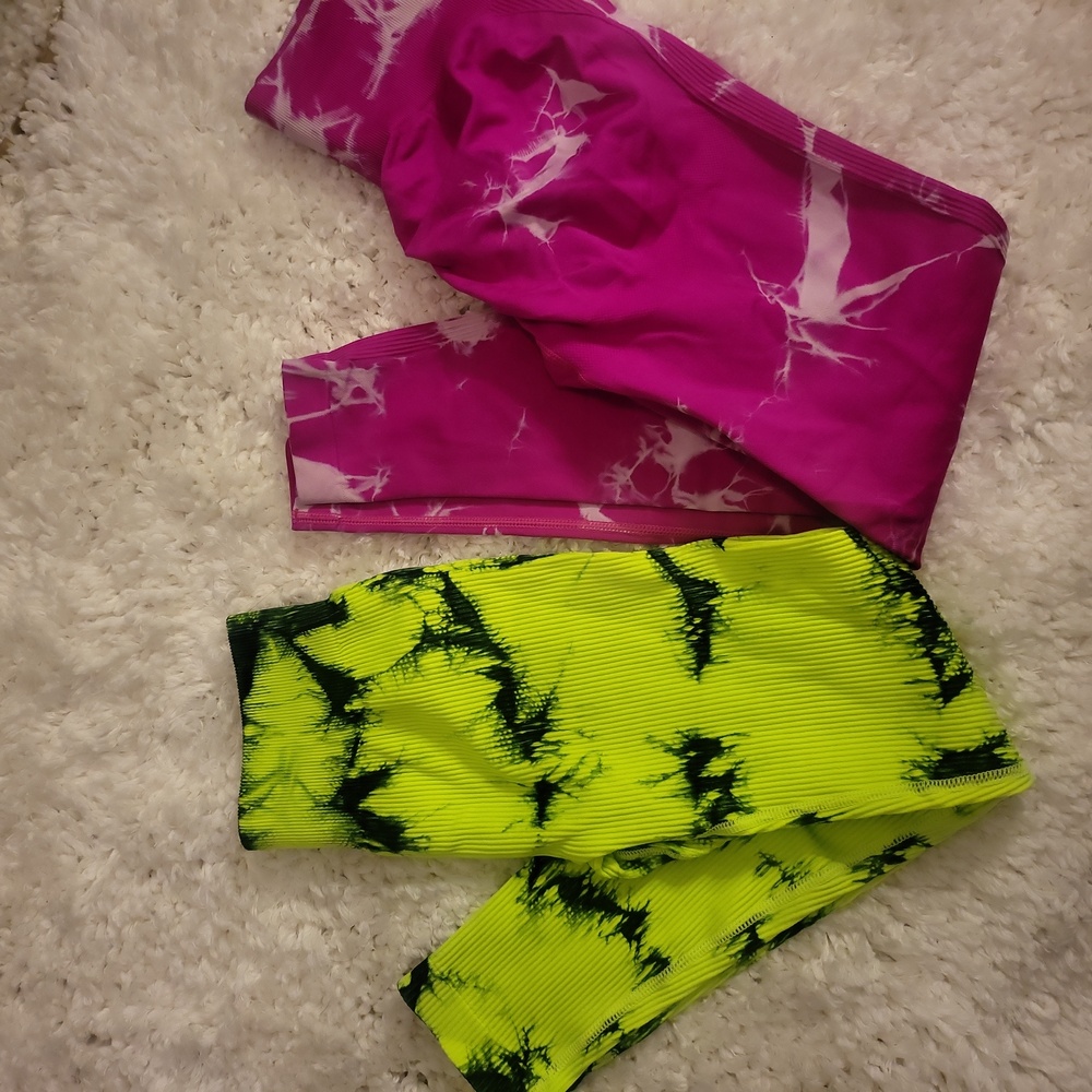 Set of 2 womens scrunch butt leggings size Small